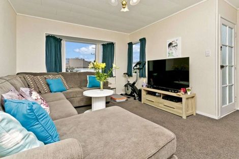 Photo of property in 37 Meadowood Drive, Unsworth Heights, Auckland, 0632