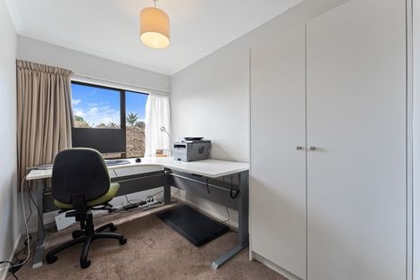 Photo of property in 6 Winstone Place, Highlands Park, New Plymouth, 4312