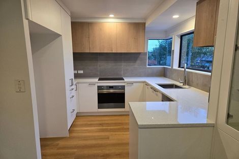 Photo of property in 2/26 Fernlea Rise, Bayview, Auckland, 0629