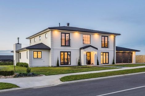 Photo of property in 88 Queen Charlotte Drive, Aotea, Porirua, 5024