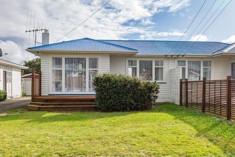 Photo of property in 17 Karaka Crescent, Levin, 5510