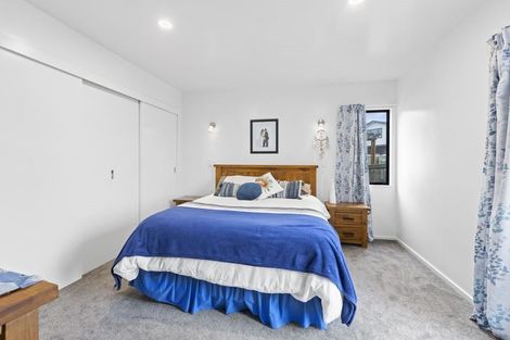 Photo of property in 2/4 Idyll Place, Northcross, Auckland, 0632