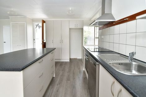 Photo of property in 1 Surf Road, Stanmore Bay, Whangaparaoa, 0932