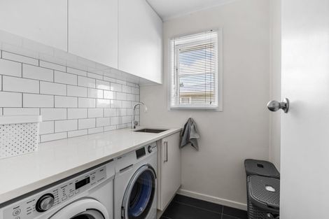 Photo of property in 15 Gill Avenue, Te Atatu Peninsula, Auckland, 0610