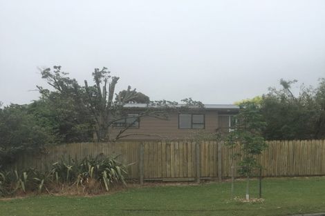 Photo of property in 2 Louise Place, West Harbour, Auckland, 0618