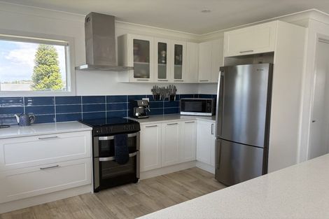 Photo of property in 1/953 Beach Road, Torbay, Auckland, 0630