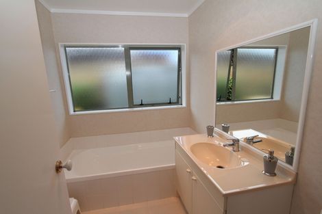 Photo of property in 3 Matilda Place, Weymouth, Auckland, 2103