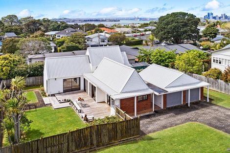 Photo of property in 6 Fairfax Avenue, Northcote, Auckland, 0627