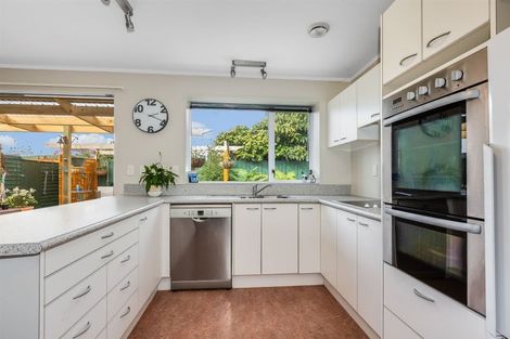 Photo of property in 63 The Drive, Tawa, Wellington, 5028