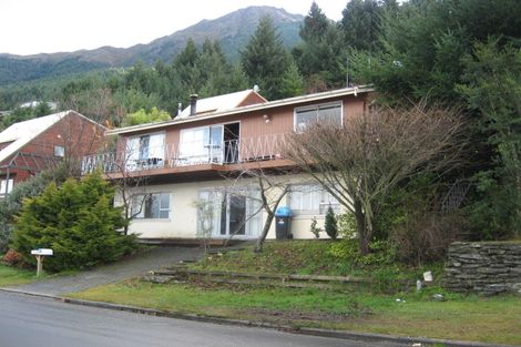 Photo of property in 62 Wynyard Crescent, Fernhill, Queenstown, 9300