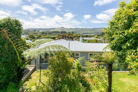 Photo of property in 72 Redwood Avenue, Tawa, Wellington, 5028