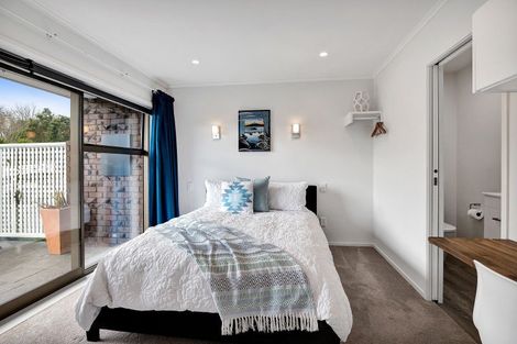 Photo of property in 11 Leatham Avenue, Strandon, New Plymouth, 4312