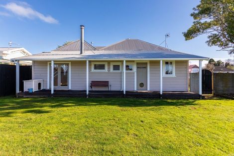 Photo of property in 16 Ross Street, Woodville, 4920