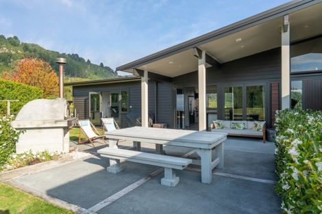 Photo of property in 5 Peregrine Place, Kinloch, Taupo, 3377