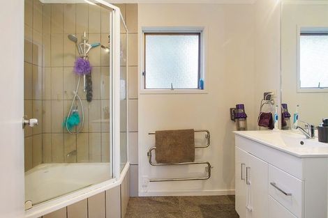 Photo of property in 8 Papa Place, Birkdale, Auckland, 0626