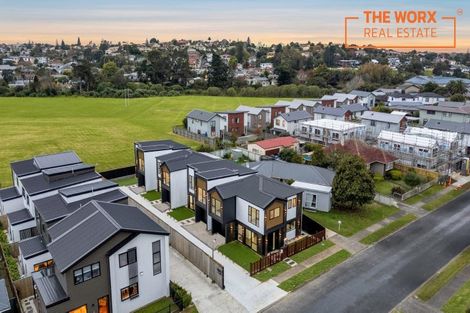 Photo of property in 106b Edgewater Drive, Pakuranga, Auckland, 2010