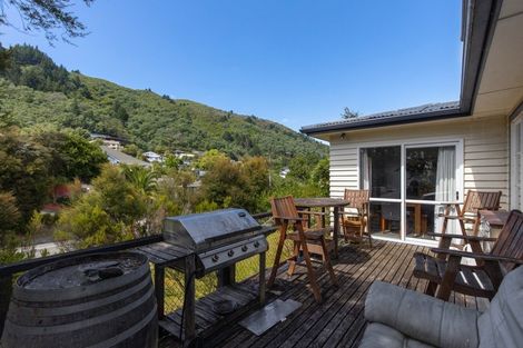Photo of property in 147 Waikawa Road, Picton, 7220