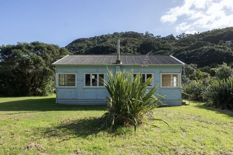Photo of property in 118 Garden Road, Piha, New Lynn, 0772