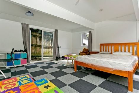 Photo of property in 2/12 Wanita Place, Totara Vale, Auckland, 0629