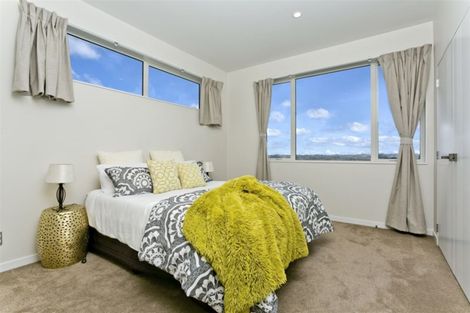 Photo of property in 519 East Coast Road, Murrays Bay, Auckland, 0630