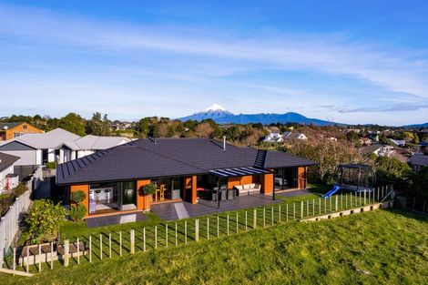 Photo of property in 8 Greenridge Lane, Merrilands, New Plymouth, 4312