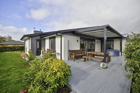 Photo of property in 2 Devon Lane, Carterton, 5713