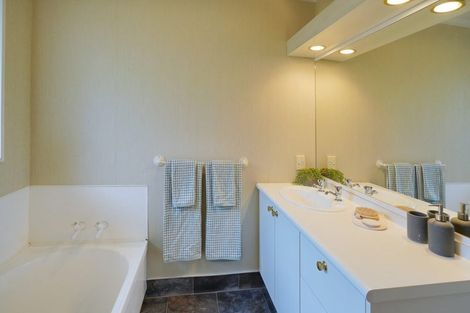 Photo of property in 33 Peer Street, Upper Riccarton, Christchurch, 8041