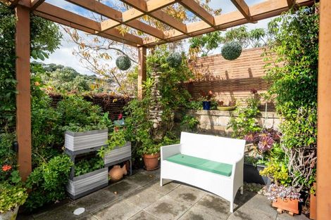 Photo of property in 37 Tiketike Way, Brooklyn, Wellington, 6021