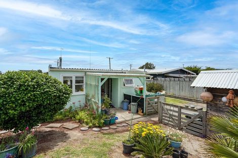 Photo of property in 16 Chrystal Street, Foxton Beach, Foxton, 4815