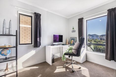 Photo of property in 41 Becker Drive, Weymouth, Auckland, 2103