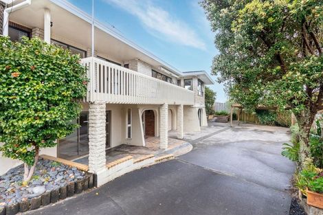 Photo of property in 16 Trevone Place, Forrest Hill, Auckland, 0620