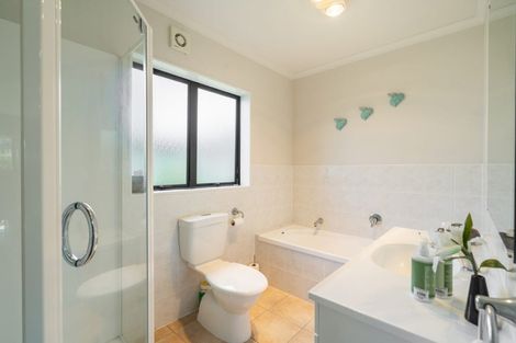 Photo of property in 2/23 Kiteroa Terrace, Rothesay Bay, Auckland, 0630
