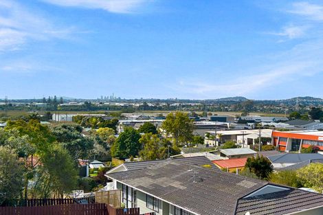 Photo of property in 15 Denarius Lane, Glendene, Auckland, 0602