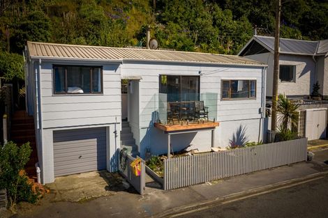 Photo of property in 90 Owhiro Bay Parade, Owhiro Bay, Wellington, 6023
