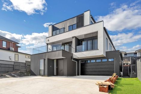 Photo of property in 28 Roxborough Place, East Tamaki Heights, Auckland, 2016