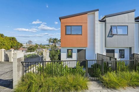 Photo of property in 250a Great North Road, Henderson, Auckland, 0612