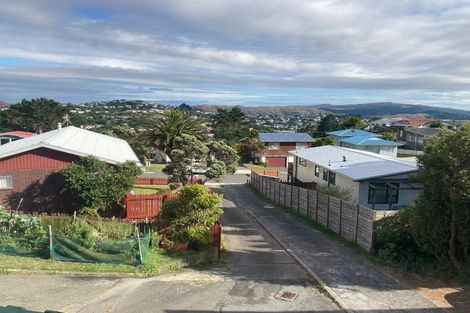 Photo of property in 35a Edgecombe Street, Newlands, Wellington, 6037