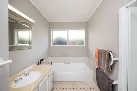 Photo of property in 6 Truscott Grove, Awapuni, Palmerston North, 4412