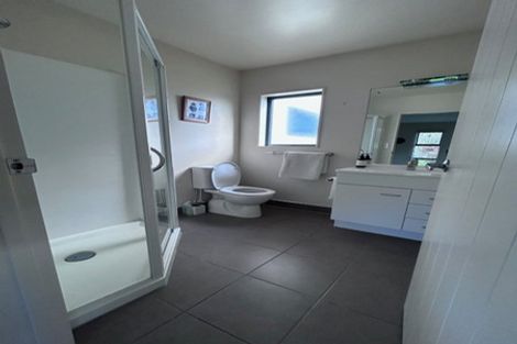 Photo of property in 4 Roberts Road, Matakatia, Whangaparaoa, 0930