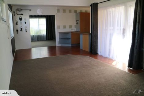 Photo of property in 2 Taupo Street, Green Bay, Auckland, 0604