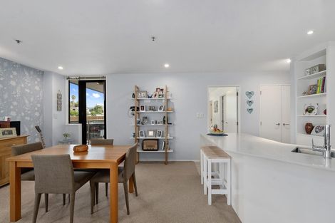 Photo of property in 2d/171 Hurstmere Road, Takapuna, Auckland, 0622