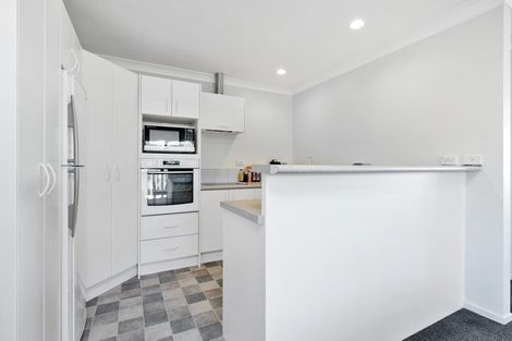 Photo of property in 2/8 Bronzewing Terrace, Unsworth Heights, Auckland, 0632