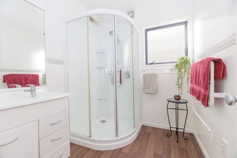 Photo of property in 18 Bennett Grove, Newlands, Wellington, 6037