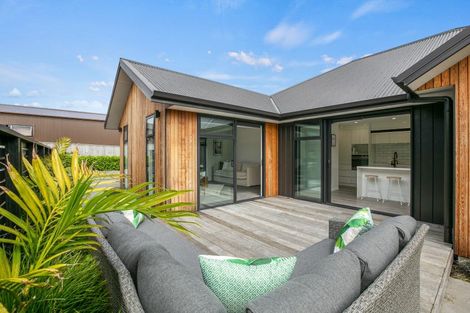 Photo of property in 11 Donnelly Street, Oakura, 4314