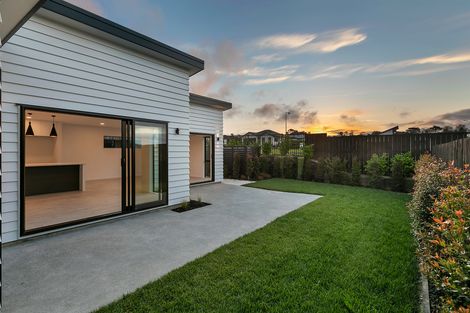 Photo of property in 40 Lumbarda Drive, Kumeu, 0810