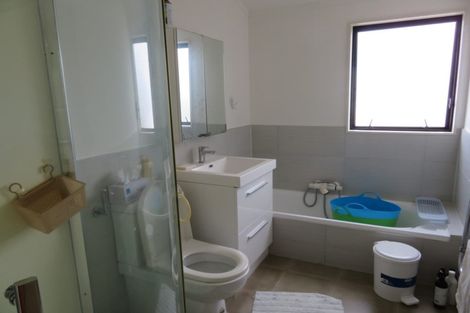 Photo of property in 1/138 East Coast Road, Forrest Hill, Auckland, 0620