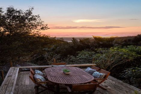 Photo of property in 22 Pendrell Road, Piha, New Lynn, 0772