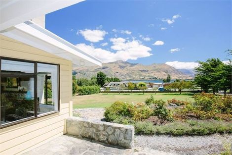 Photo of property in 261 Beacon Point Road, Wanaka, 9305