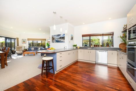 Photo of property in 48 Johnstone Drive, Fitzherbert, Palmerston North, 4410
