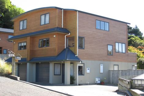 Photo of property in 2a Stella Grove, Newlands, Wellington, 6037